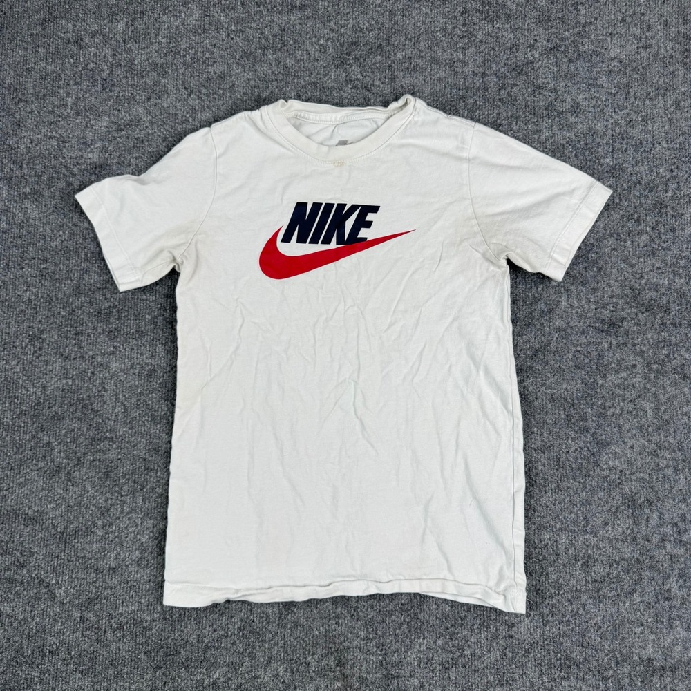 Nike T-Shirt Boys Size L White Graphic Logo Classic Fit Short Sleeve AR5252-107
